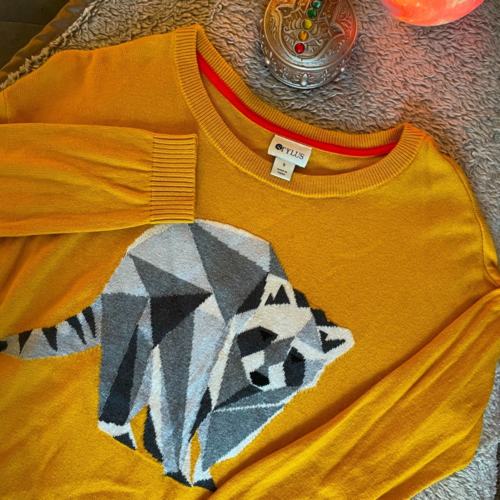 Women’s Stylus brand gold/yellow geometric raccoon sweater, size Small